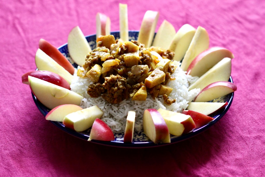 Apple stew and fresh apples